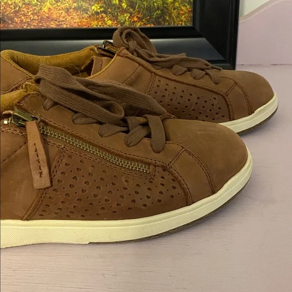 Leather Earth Brand Brown Casual Sneakers, nice condition - Picture 3 of 8